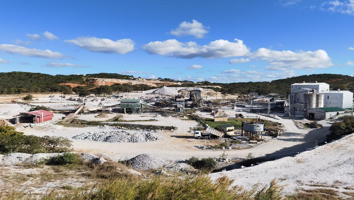中矿资源集团津巴布韦Bikita矿山首批2万吨透锂长石精矿粉起运回国